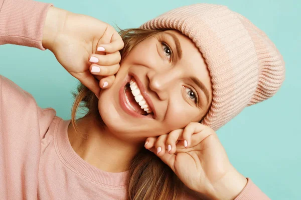 Imagen de la joven feliz con sombrero rosa y suéter — Foto de Stock