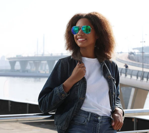 Mooie vrouw dragen van een zonnebril met perfecte tanden en donkere schone huid na rust buitenshuis — Stockfoto