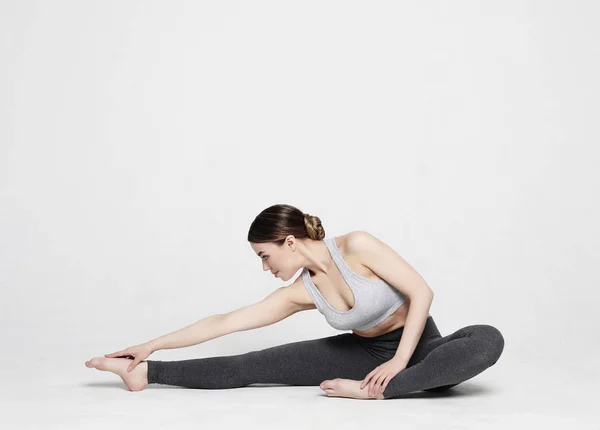 Sport, yoga en mensen concept - mooie jonge vrouw doet yoga, sport oefeningen voor ontspanning en meditatie — Stockfoto