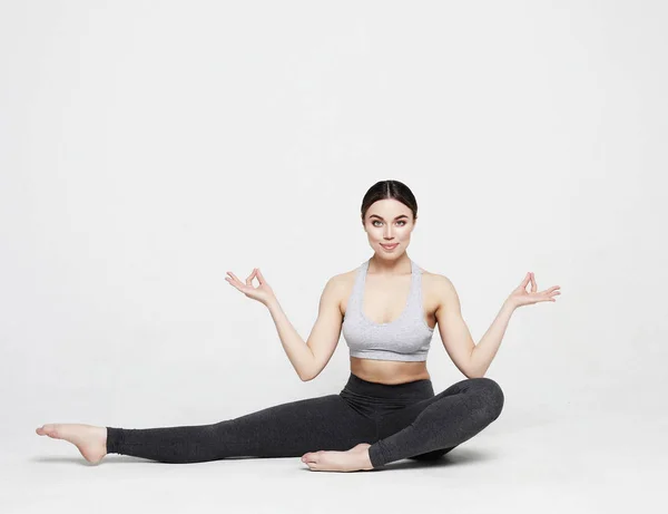 Sport, yoga en mensen concept - mooie jonge vrouw doet yoga, sport oefeningen voor ontspanning en meditatie — Stockfoto