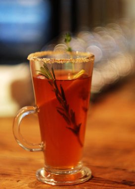 uzun bir bardak baharat ile çay içeceği, yakın