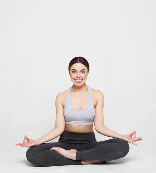 Spor, yoga ve insan konsepti - yoga yapan sevimli genç kadın, rahatlama ve meditasyon için spor egzersizleri. — Stok fotoğraf