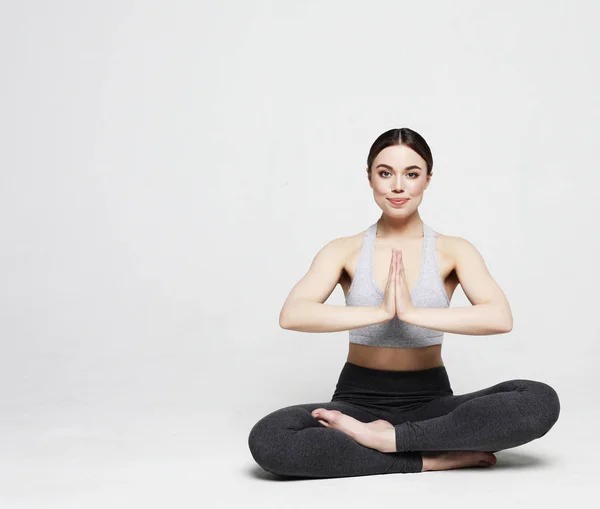 Sport, yoga en mensen concept - mooie jonge vrouw doet yoga, sport oefeningen voor ontspanning en meditatie — Stockfoto