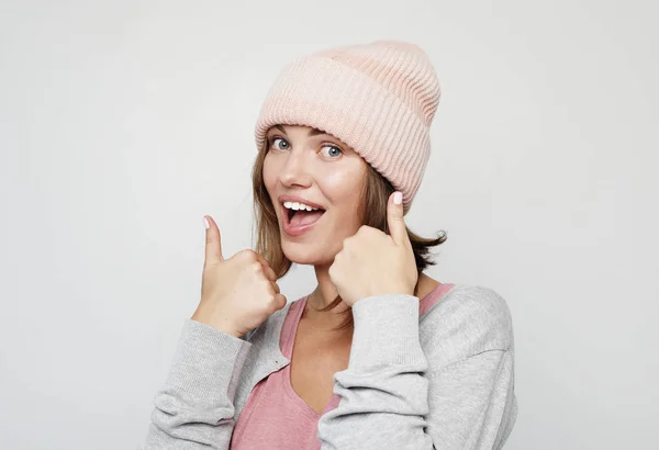 Estilo de vida y el concepto de la gente - feliz joven mujer emocional con sombrero rosa y camisa —  Fotos de Stock