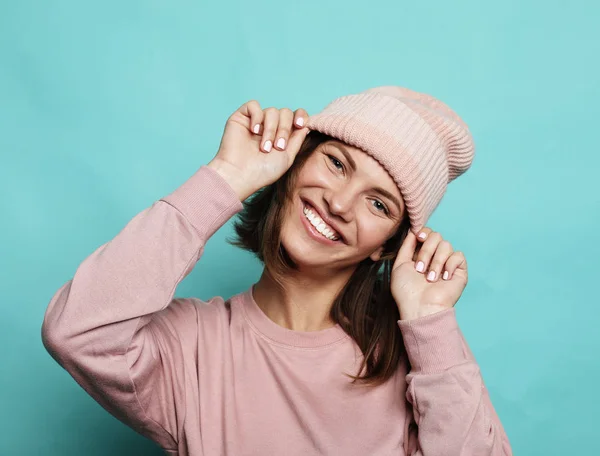 Estilo de vida y el concepto de la gente - feliz joven mujer emocional con sombrero rosa y camisa sobre fondo azul — Foto de Stock