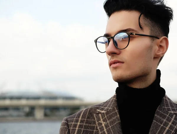 Elegant young handsome man wearing eyeglasses. Outdoors fashion portrait. — Stock Photo, Image