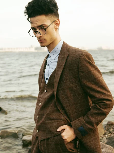 Elegáns, fiatal, jóképű férfi szemüvegben. Szabadtéri divat portré. — Stock Fotó