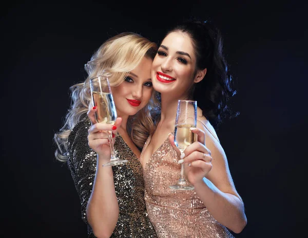 Styl życia, przyjaźń, zabawa i ludzie koncepcja - Dwie glamour kobiety w luksusowych cekinach brokatowych sukienka picie szampana i zabawy — Zdjęcie stockowe
