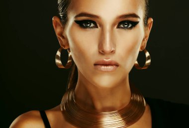 Güzellik, moda ve insanlar kavramı: makyaj ve altın takı akşam ile güzel kadın.