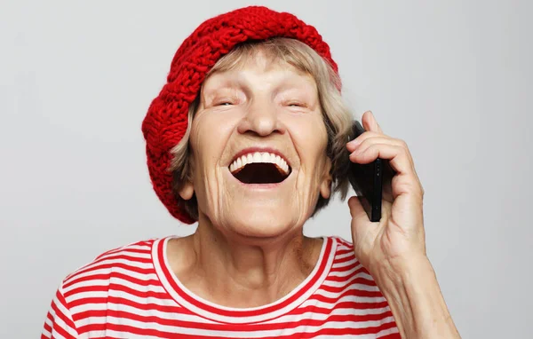 技术、交流时代和人的概念：快乐的老年女性，拥有智能手机而不是白人背景 — 图库照片