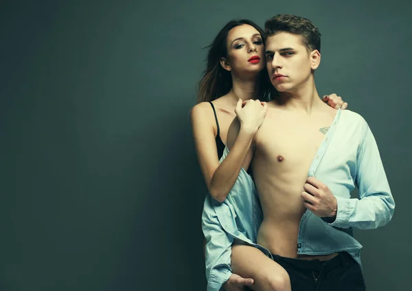 Сексуальна пара позує. Студійний знімок. Молодий і красивий. концепція моди . — стокове фото