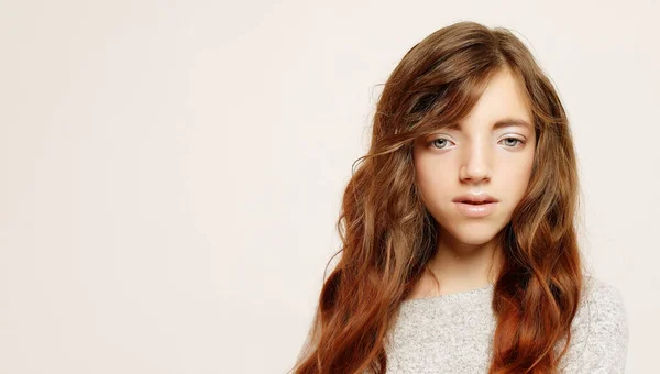 Yaşam tarzı ve insan konsepti: uzun kıvırcık saçlı küçük kız çocuğu — Stok fotoğraf