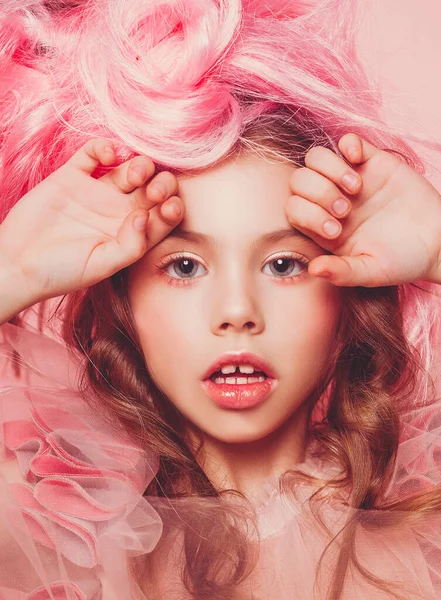 Bella piccola principessa ragazza in abito rosa — Foto Stock