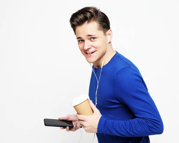 Retrato del hombre feliz hablando por teléfono y tomando café — Foto de Stock