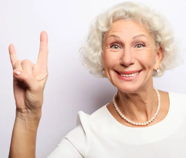 Anciana feliz mujer dando un pulgar hacia arriba y mirando a la cámara — Foto de Stock