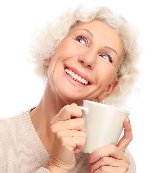 Velha senhora animado sorrindo rindo, segurando xícara beber café ou chá — Fotografia de Stock