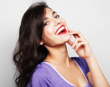 Neşeli bir yüzü olan, sıradan giyinmiş, beyaz bir geçmişi olan pozitif bir kadın. İçerideki güzel kadın..