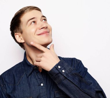 Genç adam geleceği düşünüyor.