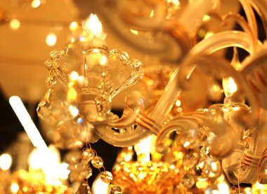 Mağazada tavan lambaları, avizeler