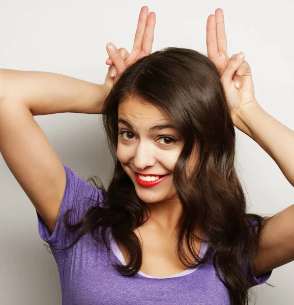 Divertido retrato de belleza chica haciendo cuernos o grandes orejas de conejo de sus manos, aislado en blanco —  Fotos de Stock