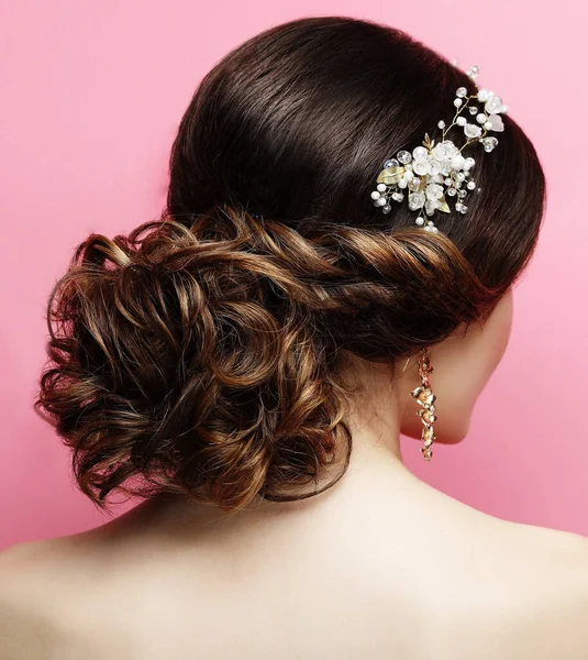 Mujer joven con hermoso peinado y elegante accesorio para el cabello — Foto de Stock