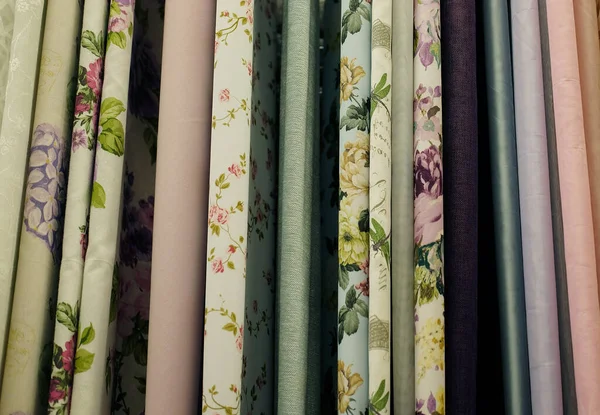 Rolos de tecido e têxteis guardados — Fotografia de Stock
