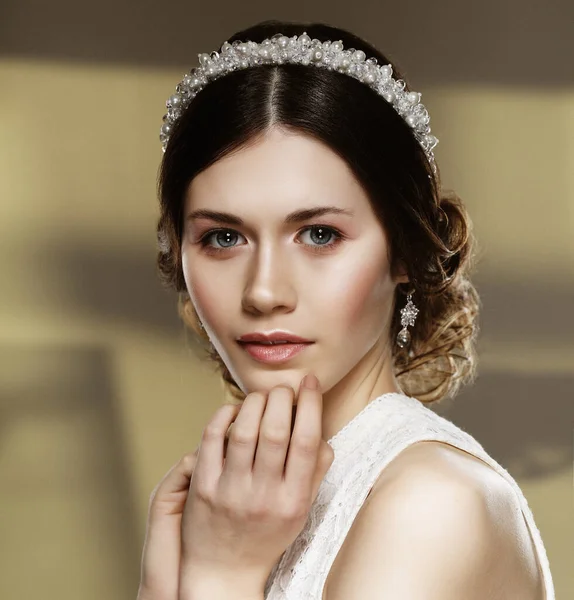 Αξιολάτρευτη νεαρή νύφη με πανέμορφο diadem στα μαλλιά της — Φωτογραφία Αρχείου