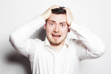 Genç ofis çalışanı stres çığlığından delirmiş.