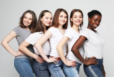 Çok ırklı, Afro-Amerikan, Avrupalı ve Asyalı kızlar.