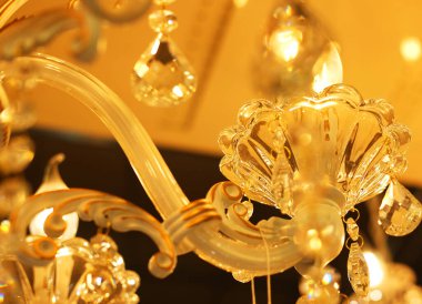 Mağazada tavan lambaları, avizeler