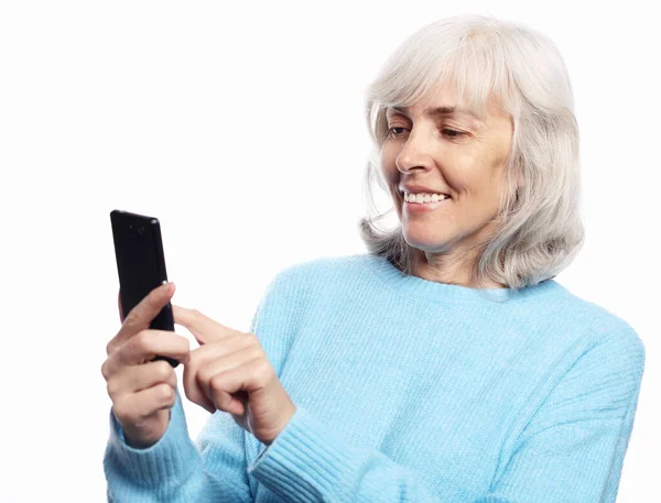 Životní styl, tehnologie a lidé koncept: starší žena s smartphone textové izolované na bílém pozadí — Stock fotografie