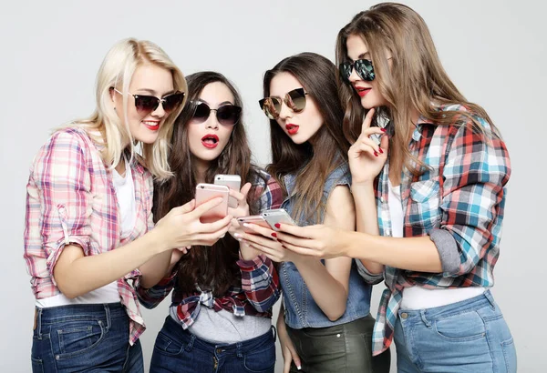 Femmes heureuses amis partageant les médias sociaux dans un téléphone intelligent — Photo