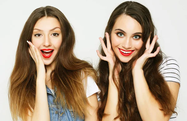 Duas jovens amigas se divertindo. Ambos fazendo rostos surpresos. — Fotografia de Stock