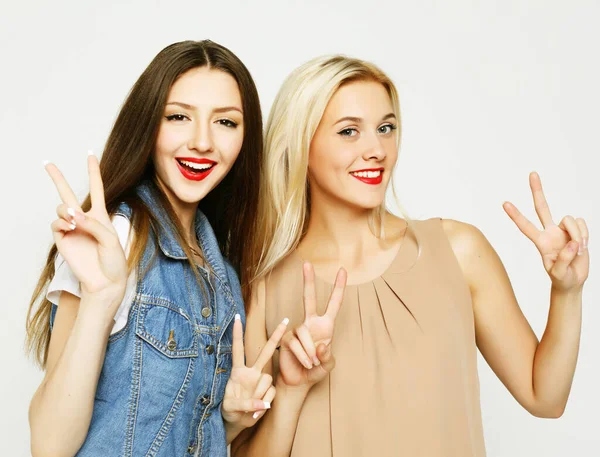 Estilo de vida y concepto de la gente: Dos amigas jóvenes — Foto de Stock