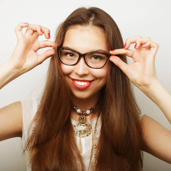 Femme calme et amicale avec des lunettes — Photo