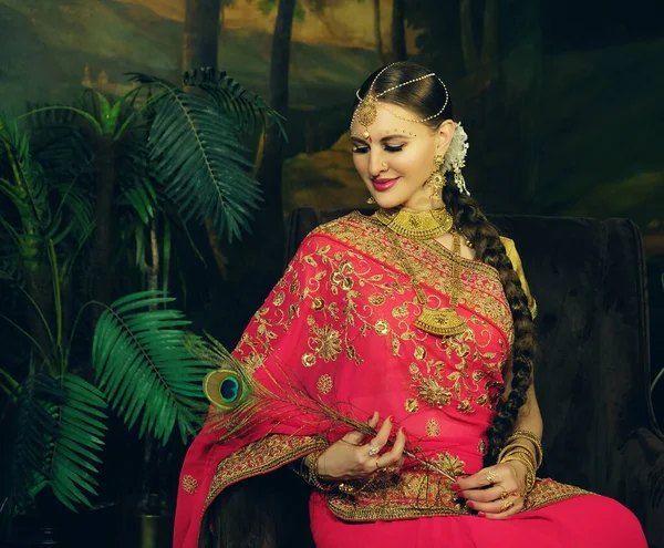Portret lachend van een mooi Indiaas meisje thuis. jong vrouw model met gouden sieraden set . — Stockfoto