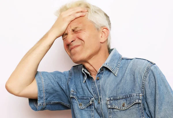Livsstil, hälsa och människor koncept: Senior man har huvudvärk, på vit bakgrund — Stockfoto