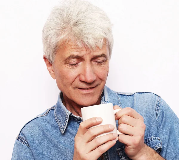 Livsstil, mat och människor koncept: Snygg mogen man hoding en kopp kaffe eller te — Stockfoto