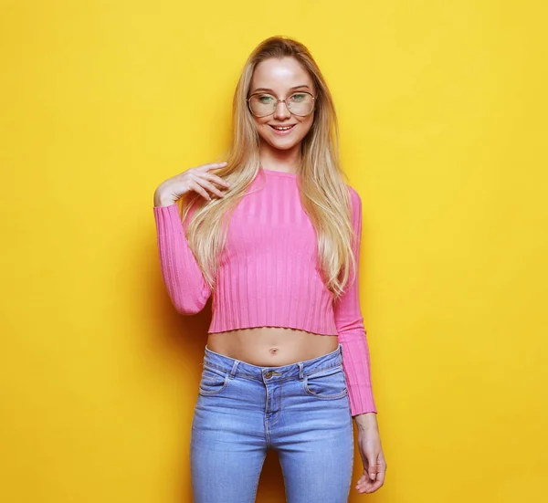 Portrait of a smiling blond woman with long hair, wearing casual clothes and eyeglasses — Stock Photo, Image