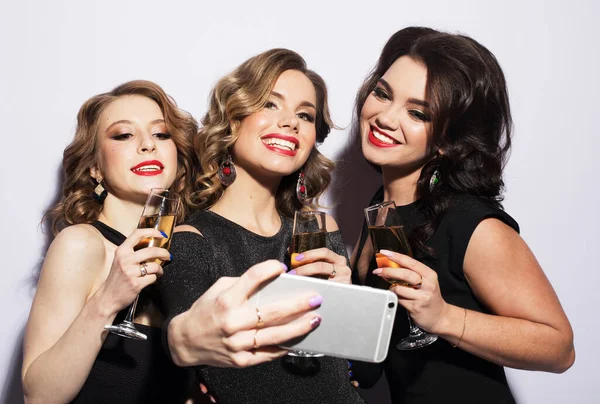 Group of partying girls with sparkling wine make selfie photo — Stock Photo, Image