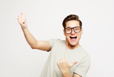 Genç adam beyaz arka planda zaferi kutluyor