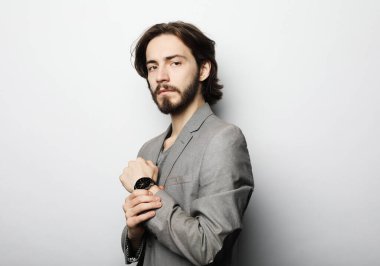 Zarif genç yakışıklı adam. Stüdyo moda portresi.