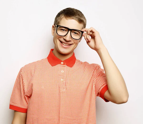 Portré egy okos fiatalember visel szemüveget álló ellen fehér háttér — Stock Fotó