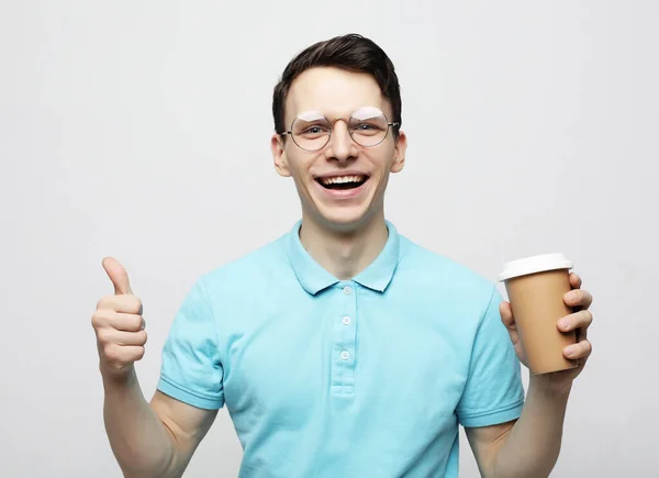 Hipster muž stojící s odnášející kávu — Stock fotografie