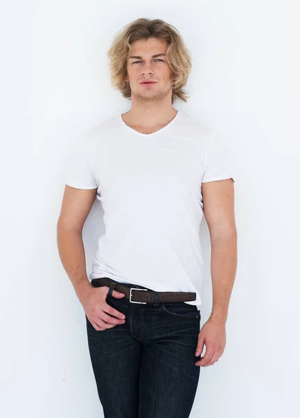 Junger Mann, Model posiert in weißem T-Shirt, lässiger Stil — Stockfoto