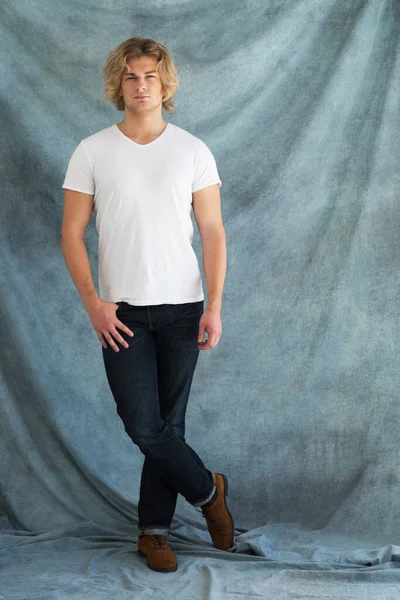 Νεαρός άνδρας, μοντέλο που ποζάρει σε λευκό t-shirt, casual στυλ — Φωτογραφία Αρχείου