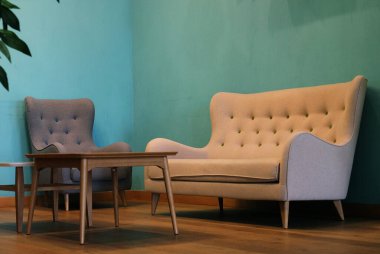 Koltuğu ve koltuğu olan parlak bir oda.