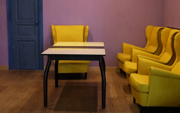 Chambre intérieure lumineuse avec canapé et fauteuils — Photo