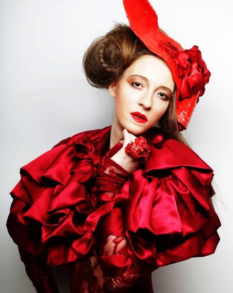 Модна модель в яскраво-червоному костюмі і червоному капелюсі — стокове фото