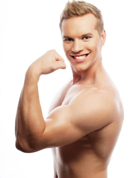 Здоровый мускулистый молодой человек. — стоковое фото